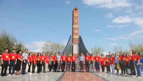 Chủ tịch HĐQT Nguyễn Hữu Dũng tham gia Đoàn công tác của Bộ NN-PTNT thăm cán bộ, chiến sĩ, nhân dân trên quần đảo Trường Sa