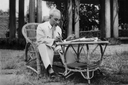 Nguyễn Ái Quốc với tờ báo cách mạng đầu tiên Le Paria