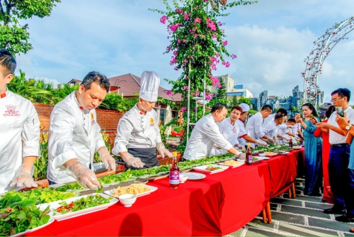 Nước mắm – gia vị không thể thiếu trong món nem cuốn nổi tiếng ở Việt Nam, ấn tượng màn trình diễn “Nem cuốn Nam Định” dài 10 mét