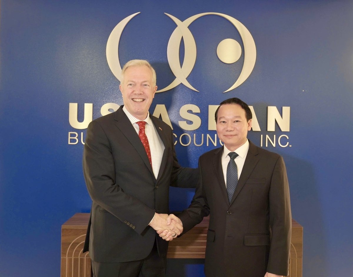 Bộ trưởng Đỗ Đức Duy chụp ảnh lưu niệm cùng Chủ tịch USABC Ted Osius. Ảnh: Đoàn công tác.