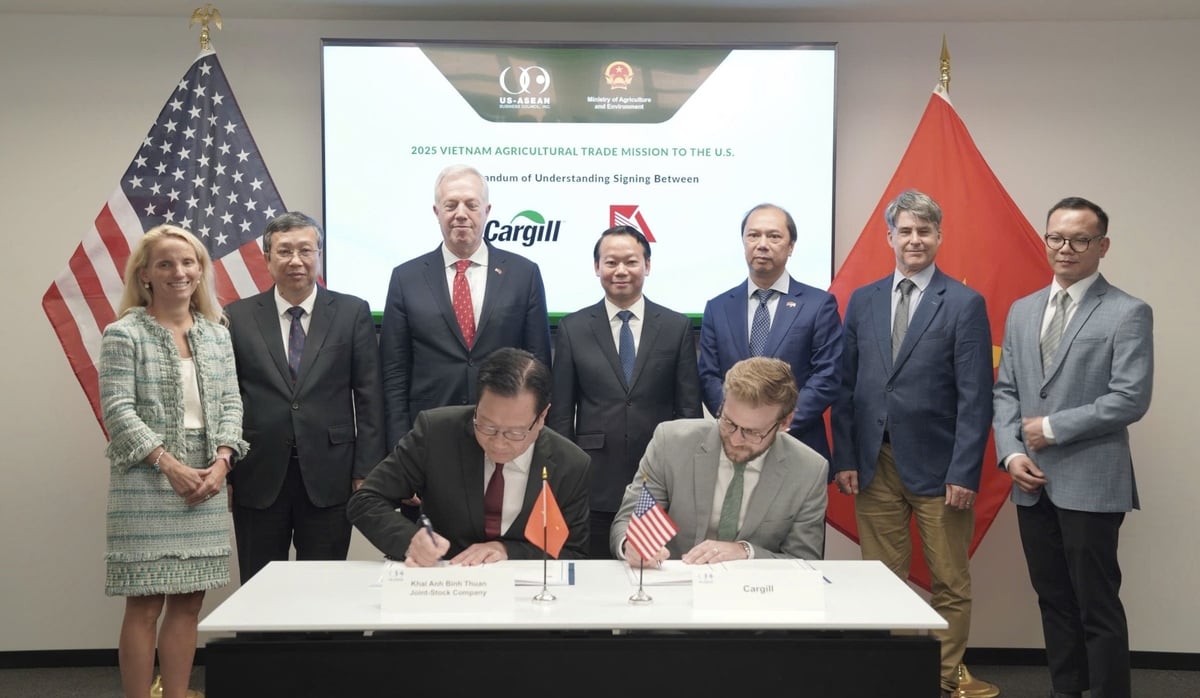 Bộ trưởng Đỗ Đức Duy và Chủ tịch USABC Ted Osius chứng kiến lễ ký MOU giữa Công ty CP Khai Anh Bình Thuận và Tập đoàn Cargill. Ảnh: Đoàn công tác.