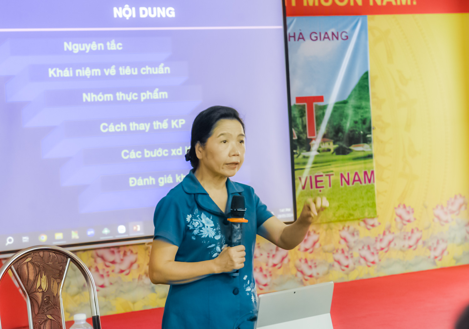 PGS. BS. TS. Lê Bạch Mai tại lớp tập huấn.