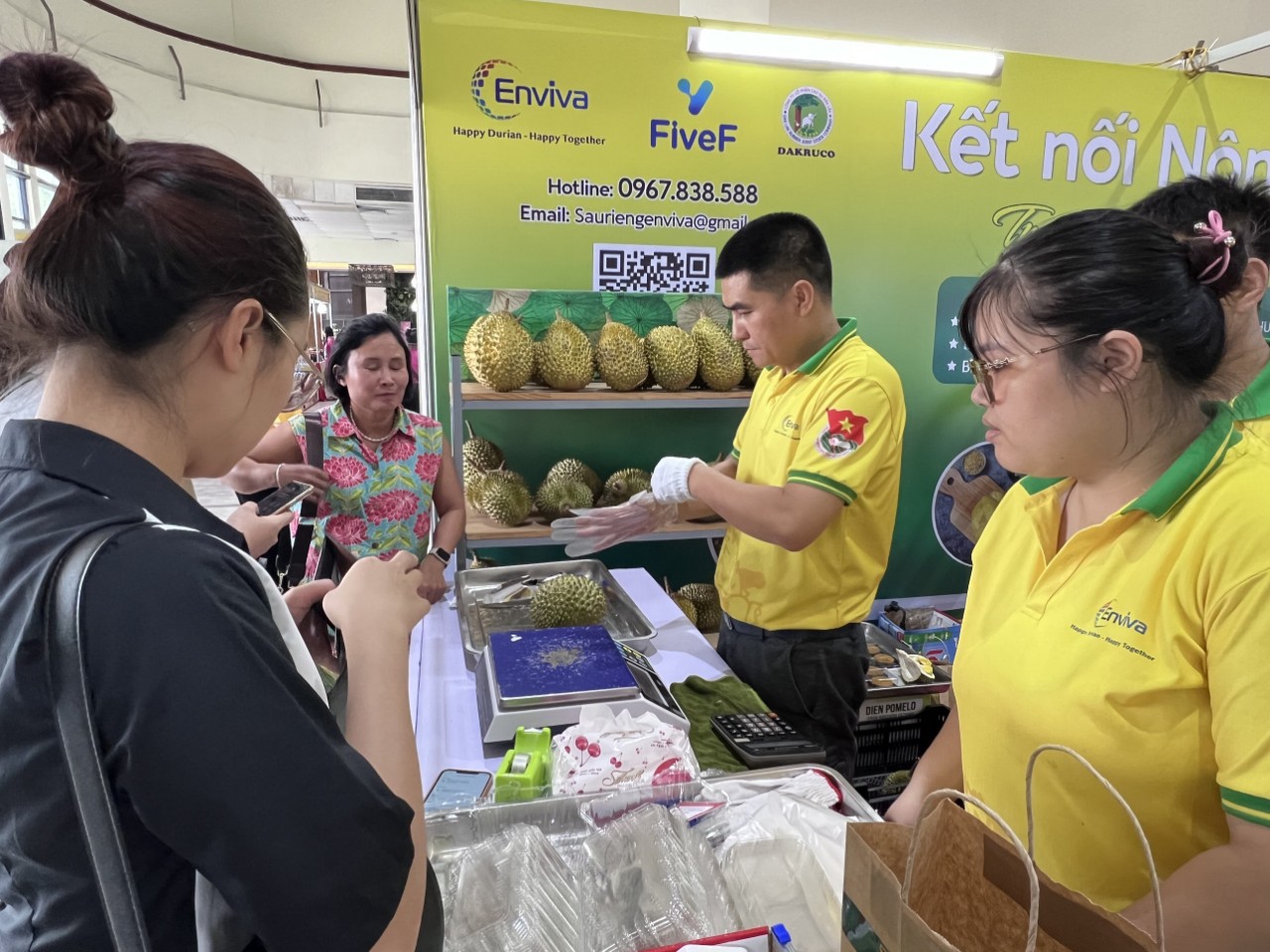 Các đại biểu thăm quan các gian hàng trưng bày sản phẩm nông sản, đặc sản vùng miền.