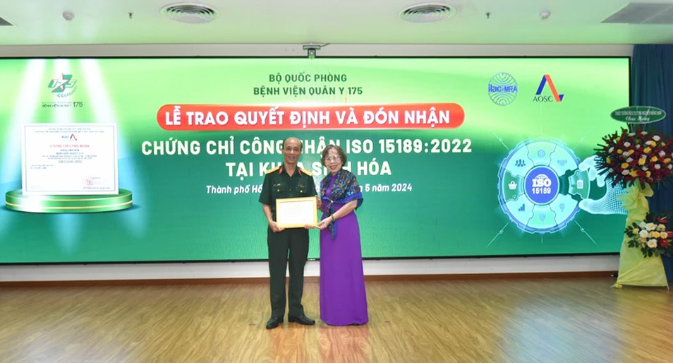   Chủ nhiệm Khoa Sinh hóa Bệnh viện Quân Y 175 đón nhận chứng chỉ công nhận ISO 15189:2022 từ Giám đốc Văn phòng AOSC – PGS.TS Nguyễn Thị Khánh Trâm.