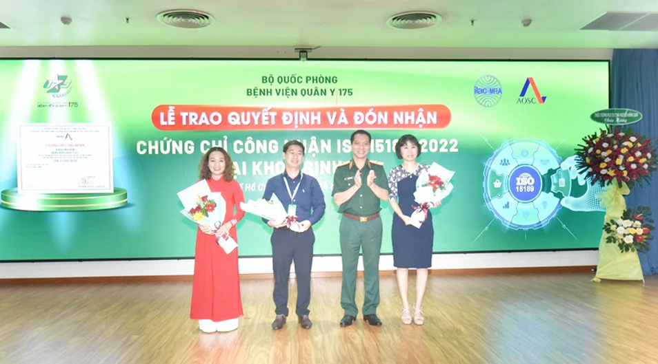 Khoa Sinh hóa của Bệnh viện Quân y 175 - Đón nhận chứng chỉ