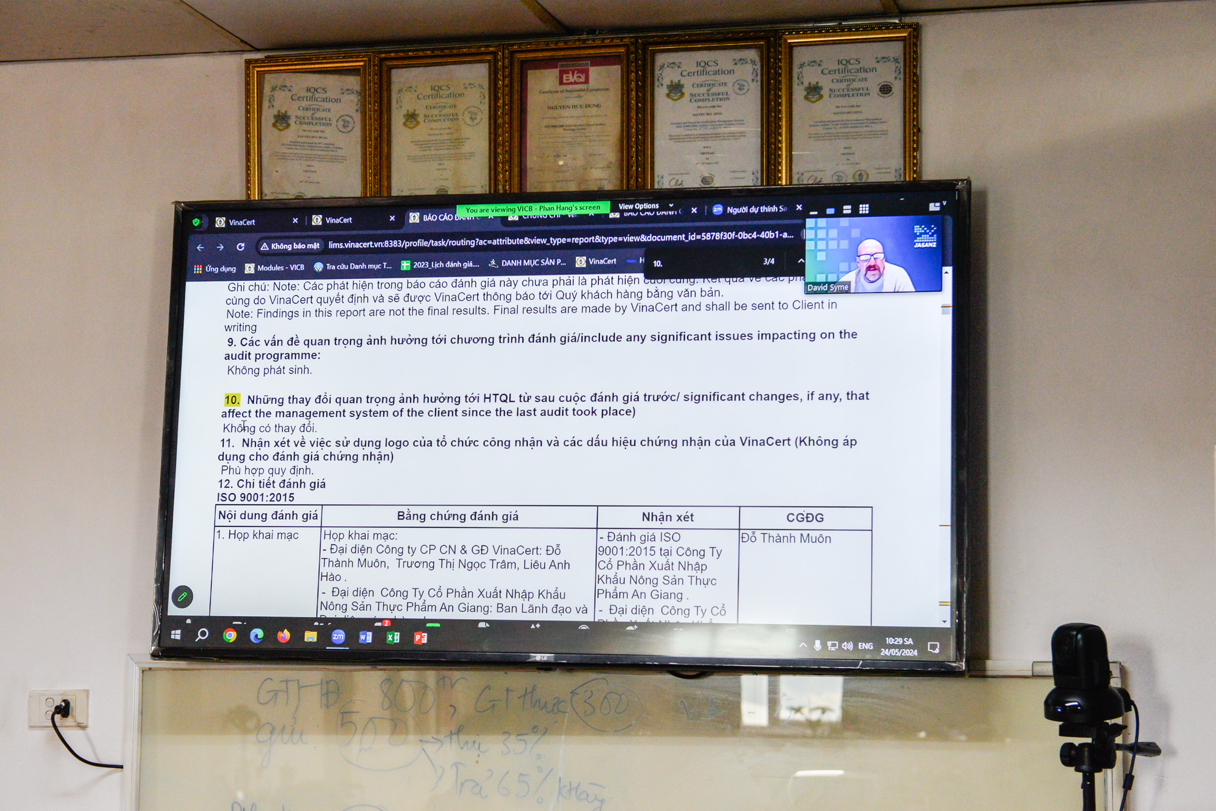 Chuyên gia của JAS-ANZ thực hiện truy xuất tài liệu hồ sơ.