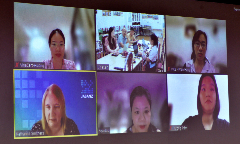 Chuyên gia Katharine Smithers phát biểu khai mạc cuộc đánh giá