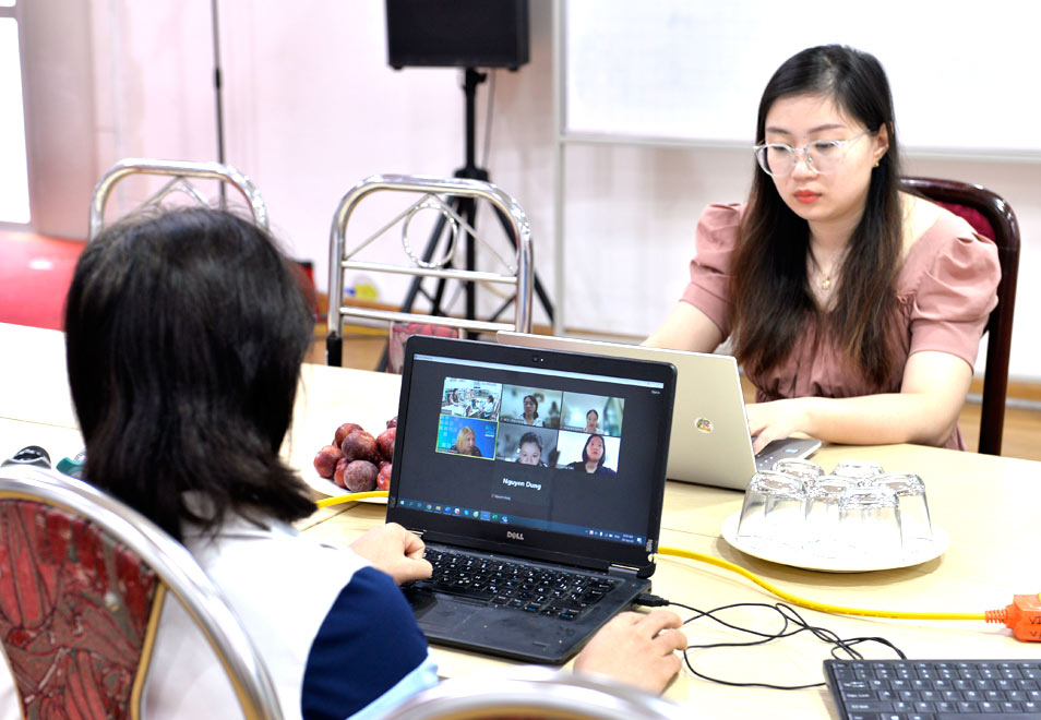 Trưởng phòng Chứng nhận Nguyễn Hoài Thu va Phan Thị Hằng